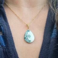 Collier doré Arabesque Verte – Assiette ancienne – Image 2