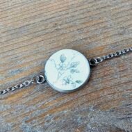 Bracelet argenté Douceur d’Opaline – Fleurs grises sur assiette ancienne