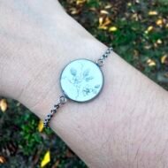 Bracelet argenté Douceur d’Opaline – Fleurs grises sur assiette ancienne – Image 2
