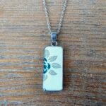 Collier argenté Éclat de Rose Ancienne – Pendentif fleuri en assiette ancienne
