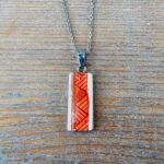 Collier argenté Épi d’Automne – Pendentif rectangulaire rouge en assiette ancienne