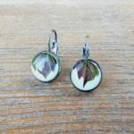 Boucles d’oreilles dormeuses Feuille d’Automne – Bijoux artisanaux en assiette ancienne