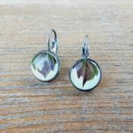 Boucles d’oreilles dormeuses Feuille d’Automne – Bijoux artisanaux en assiette ancienne