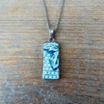 Collier Feuille d’Émeraude – Pendentif rectangulaire en assiette ancienne