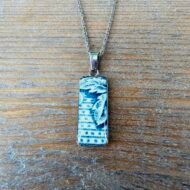 Collier Feuille d’Émeraude – Pendentif rectangulaire en assiette ancienne