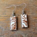 Boucles d’oreilles pendantes Feuille de Sépia – Bijoux artisanaux en assiette ancienne
