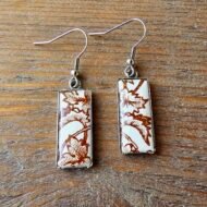 Boucles d’oreilles pendantes Feuille de Sépia – Bijoux artisanaux en assiette ancienne