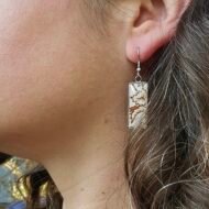 Boucles d’oreilles pendantes Feuille de Sépia – Bijoux artisanaux en assiette ancienne – Image 2