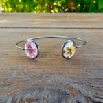 Bracelet jonc Fleurs d’Aquarelle – Fleurs roses et jaunes en assiette ancienne