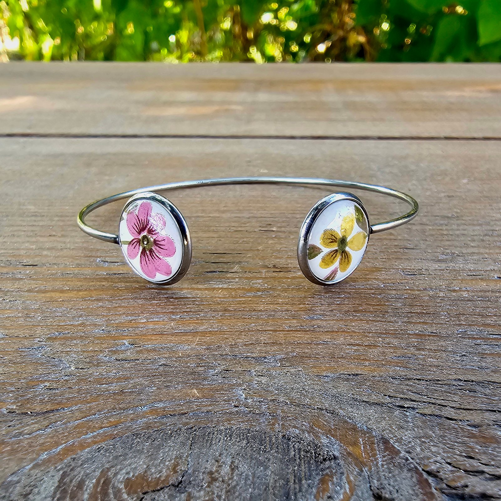 FLEURS D AQUARELLE (1) Bracelet jonc Fleurs d’Aquarelle – Fleurs roses et jaunes en assiette ancienne – Image 1
