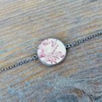 Bracelet Fleurs de Poudre – Bijou artisanal en assiette ancienne