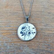 Collier Floraison d’Autrefois – Bijou artisanal en assiette ancienne