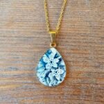 Collier Floraison d’Émeraude – Bijou artisanal en assiette ancienne
