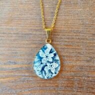 Collier Floraison d’Émeraude – Bijou artisanal en assiette ancienne