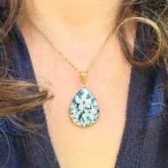 Collier Floraison d’Émeraude – Bijou artisanal en assiette ancienne – Image 2