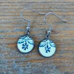 Boucles d’oreilles Floraison d’Encre – Bijou artisanal en assiette ancienne