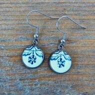 Boucles d’oreilles Floraison d’Encre – Bijou artisanal en assiette ancienne