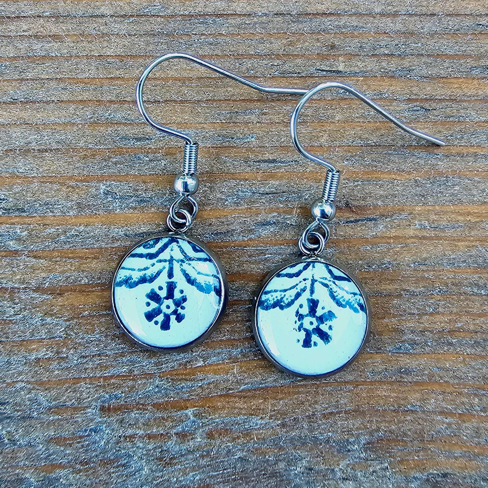 FLORAISON D ENCRE (2) Boucles d’oreilles Floraison d’Encre – Bijou artisanal en assiette ancienne – Image 1