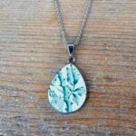 Collier Herbier d’Antan – Bijou artisanal en assiette ancienne