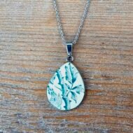 Collier Herbier d’Antan – Bijou artisanal en assiette ancienne