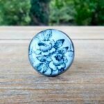 Bague Jardin d’Azur – Bijou artisanal en assiette ancienne