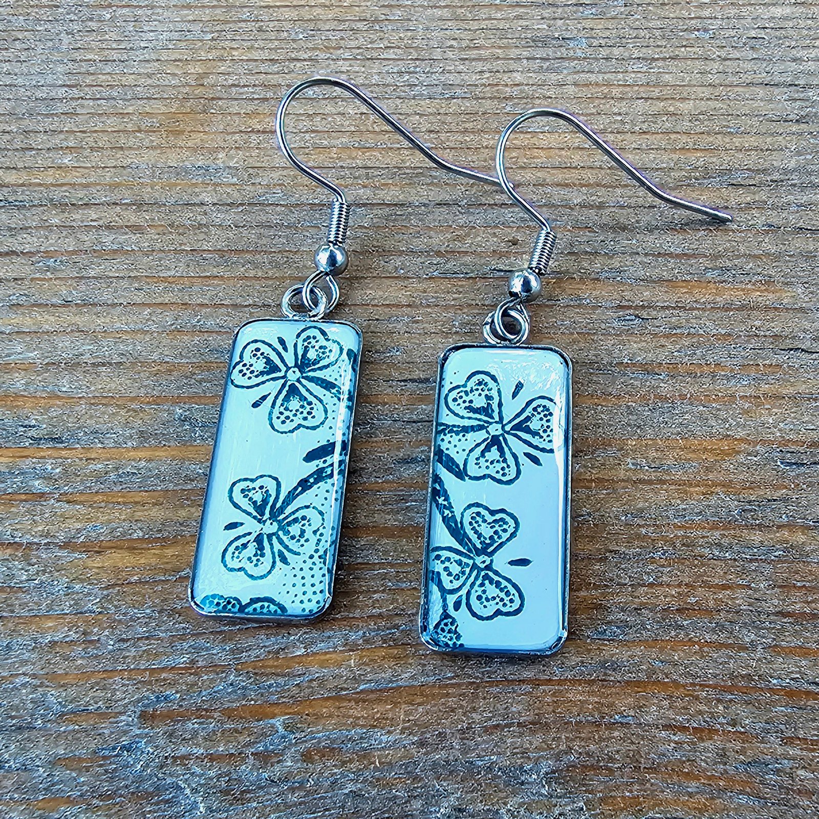 JARDIN DE JADE (1) Boucles d’oreilles Jardin de Jade – Pendantes argentées aux motifs floraux verts – Image 1