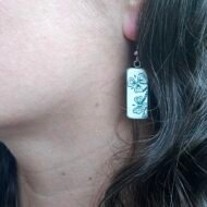 Boucles d’oreilles Jardin de Jade – Pendantes argentées aux motifs floraux verts – Image 2
