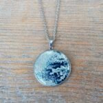 Collier Jardin de Minuit – Pendentif rond argenté en assiette ancienne