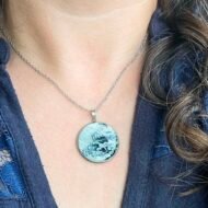 Collier Jardin de Minuit – Pendentif rond argenté en assiette ancienne – Image 2
