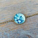 Bracelet Jardin Secret – Bijou doré en assiette ancienne aux motifs bleu-vert