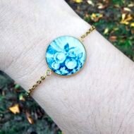 Bracelet Jardin Secret – Bijou doré en assiette ancienne aux motifs bleu-vert – Image 2