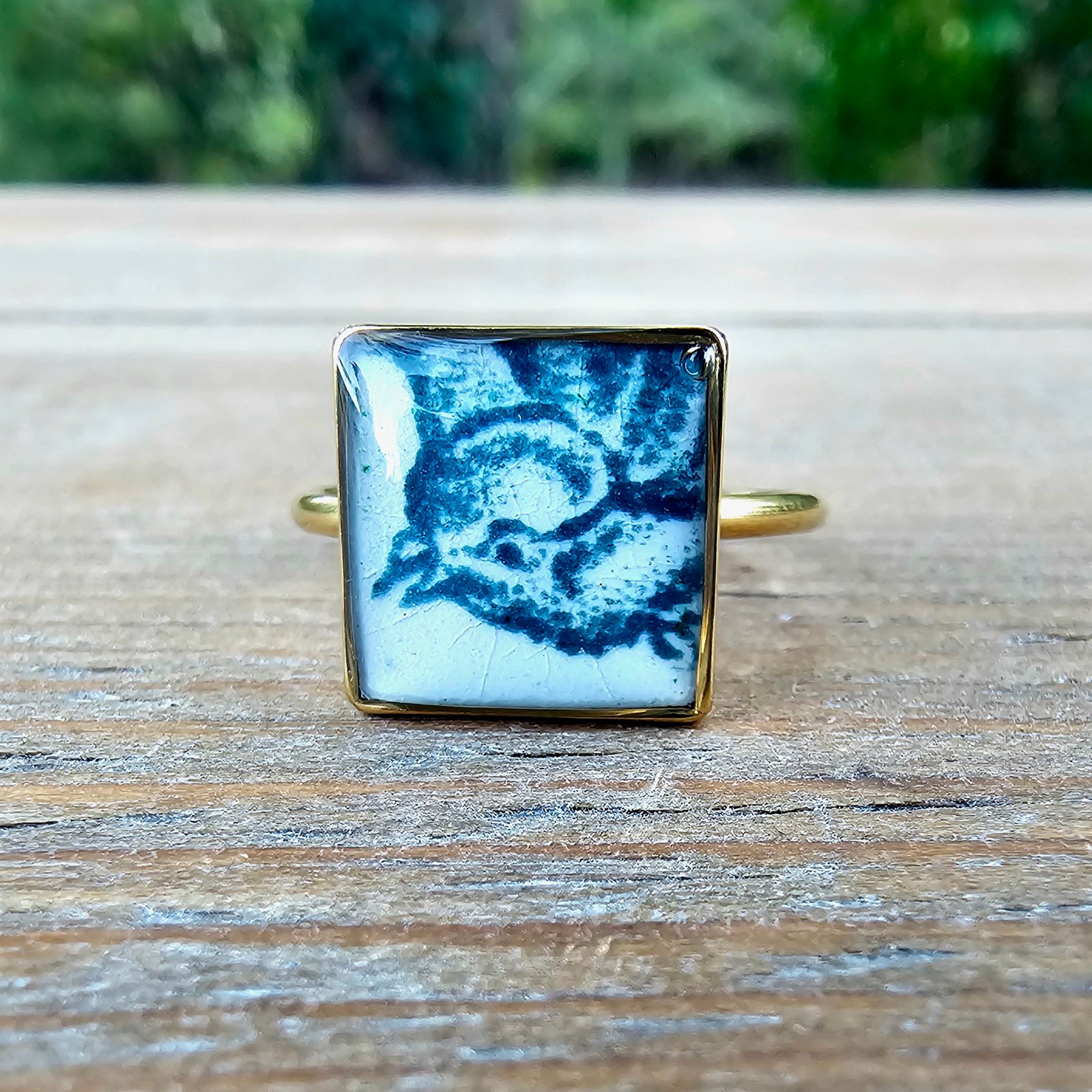 L OISEAU DE PORCELAINE (1) Bague L’Oiseau de Porcelaine – Bague réglable dorée en assiette ancienne – Image 1