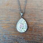 Collier Murmure de Printemps – Pendentif en assiette ancienne