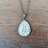 Collier Murmure de Printemps – Pendentif en assiette ancienne