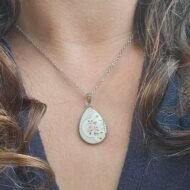 Collier Murmure de Printemps – Pendentif en assiette ancienne – Image 2