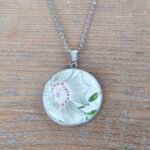 Collier fleur blanche en assiette ancienne – Murmure de Sauge
