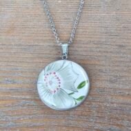 Collier fleur blanche en assiette ancienne – Murmure de Sauge