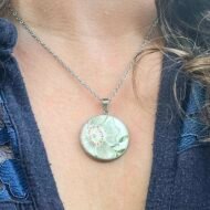 Collier fleur blanche en assiette ancienne – Murmure de Sauge – Image 2